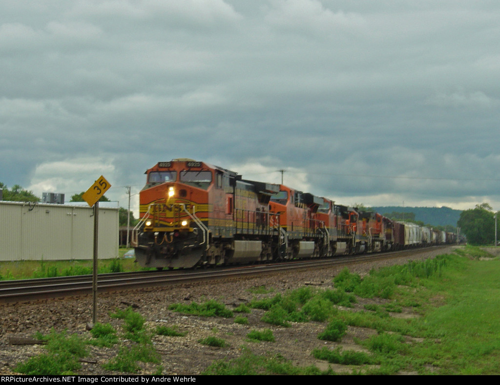 BNSF 4925 leads a 6 unit lashup on a WB manifest